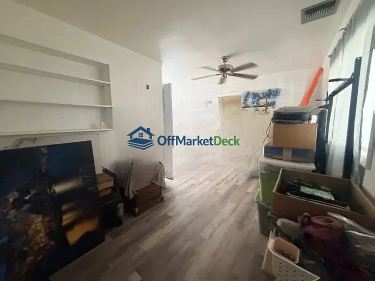 Off-market house in Phoenix, Arizona — 3 beds, 2 baths, $249,900 — photo 8 of 8