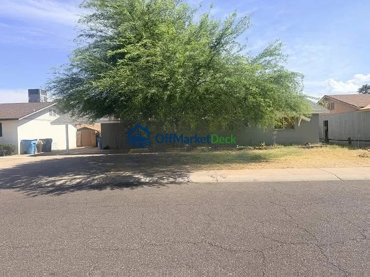 Off-market house in Phoenix, Arizona — 3 beds, 2 baths, $249,900 — photo 3 of 8
