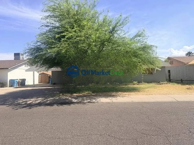 Off-market house in Phoenix, Arizona — 3 beds, 2 baths, $249,900 — photo 2 of 8