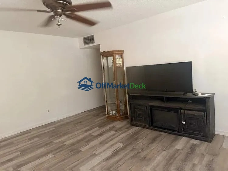 Off-market house in Phoenix, Arizona — 3 beds, 2 baths, $249,900 — photo 5 of 8
