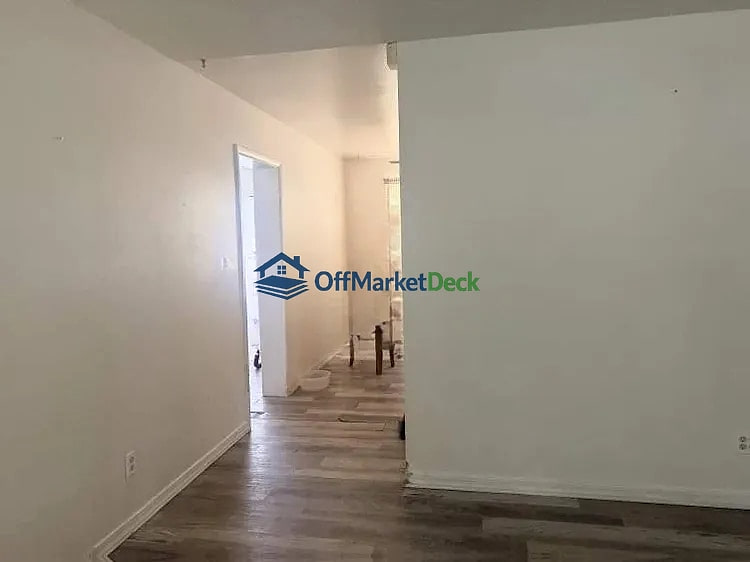 Off-market house in Phoenix, Arizona — 3 beds, 2 baths, $249,900 — photo 6 of 8