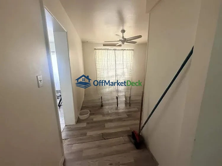 Off-market house in Phoenix, Arizona — 3 beds, 2 baths, $249,900 — photo 7 of 8
