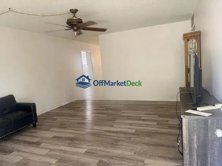 Off-market house in Phoenix, Arizona — 3 beds, 2 baths, $249,900 — photo 4 of 8