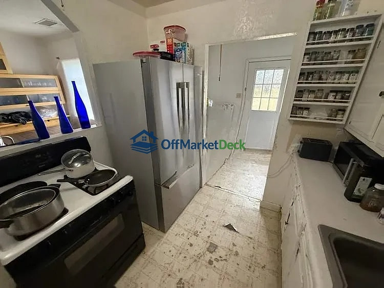 Off-market house in Flagstaff, Arizona — 2 beds, 1 bath, $329,900 — photo 5 of 8