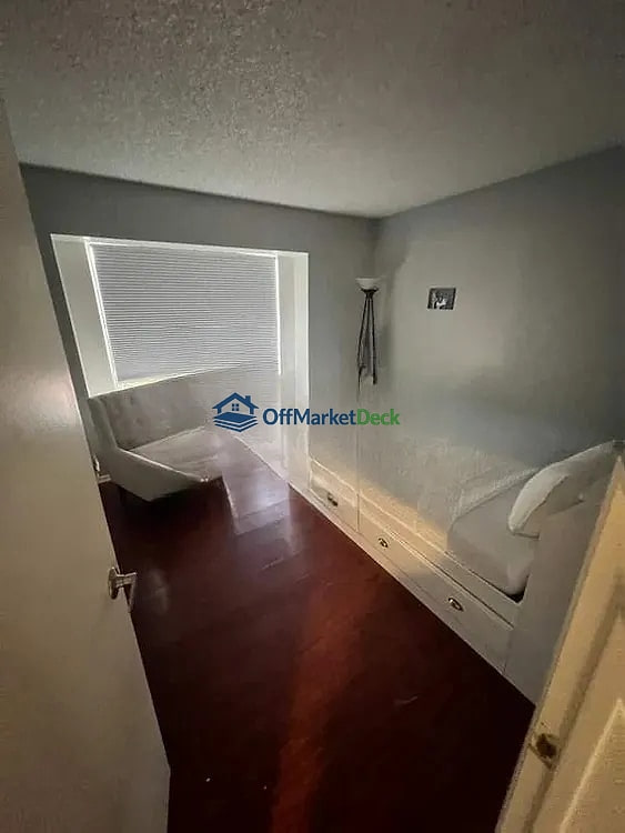 Off-market house in Glendale, Arizona — 3 beds, 2 baths, $292,990 — photo 6 of 8