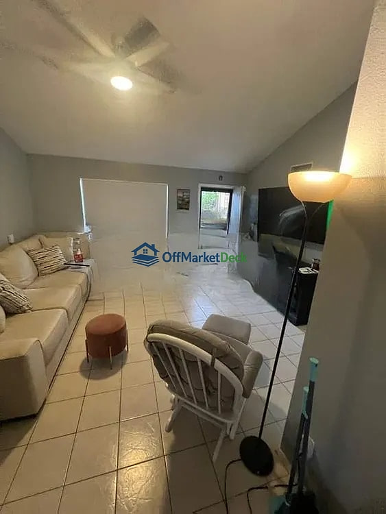 Off-market house in Glendale, Arizona — 3 beds, 2 baths, $292,990 — photo 7 of 8