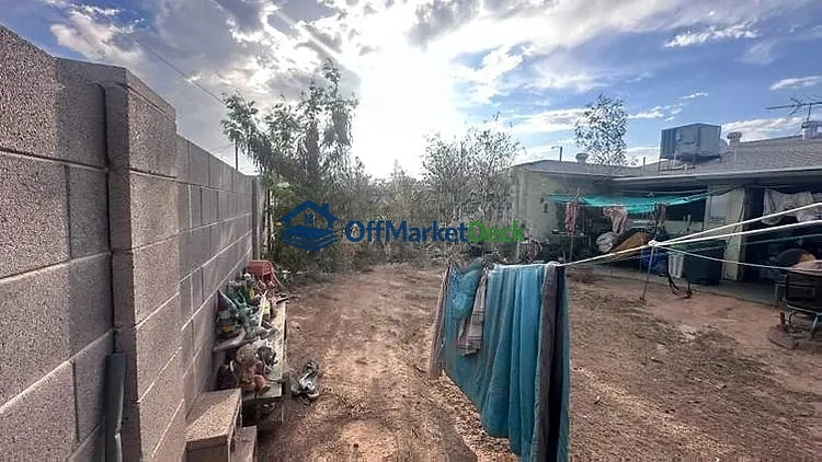 Off-market house in Phoenix, Arizona — 3 beds, 2 baths, $294,900 — photo 2 of 8