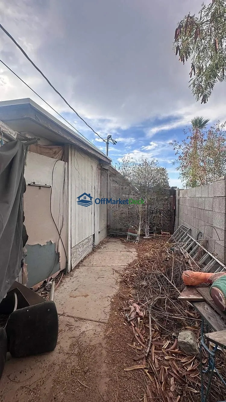 Off-market house in Phoenix, Arizona — 3 beds, 2 baths, $294,900 — photo 6 of 8