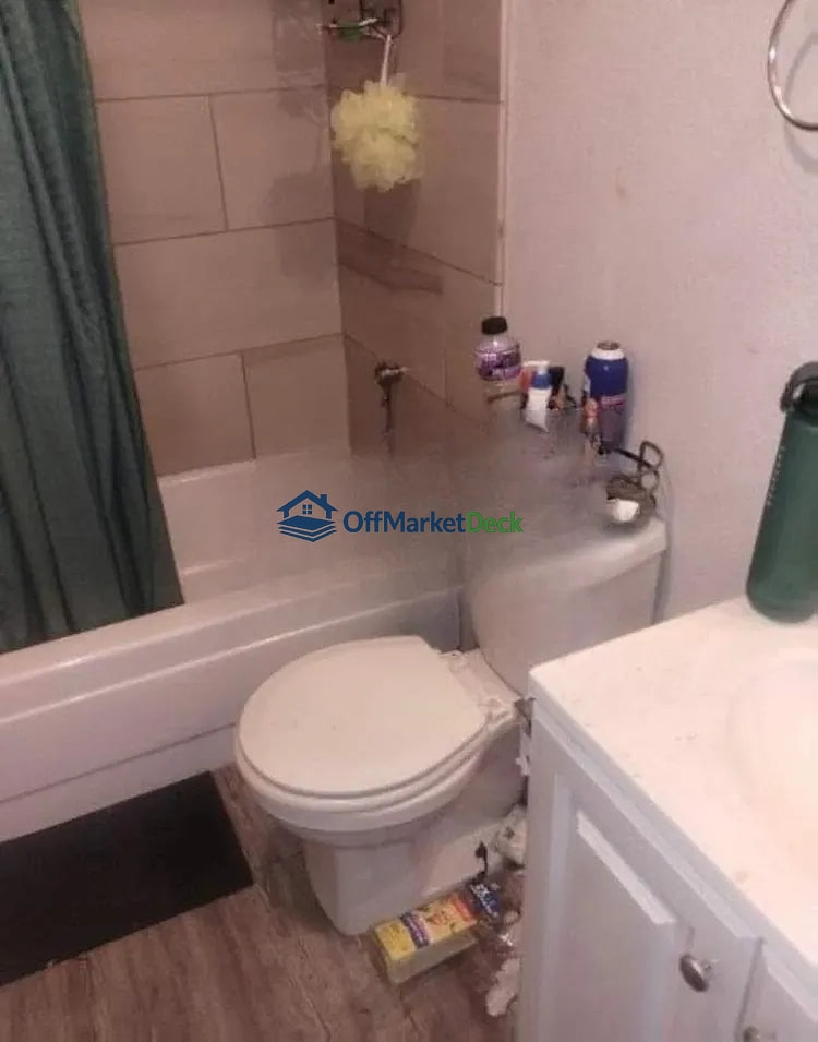 Off-market house in Phoenix, Arizona — 2 beds, 2 baths, $150,000 — photo 2 of 4