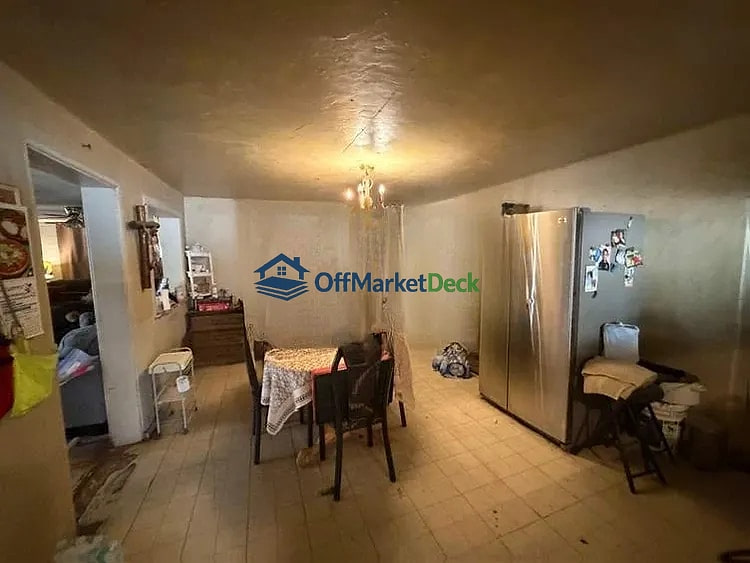 Off-market house in Phoenix, Arizona — 3 beds, 2 baths, $215,000 — photo 4 of 8