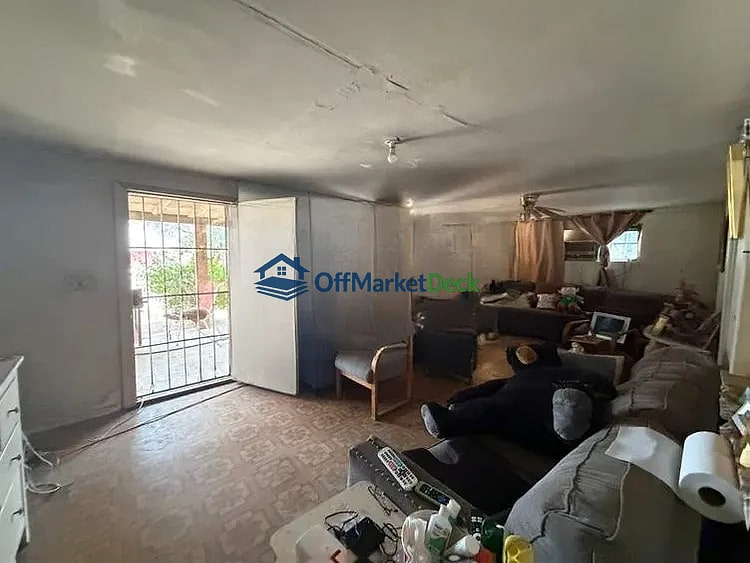 Off-market house in Phoenix, Arizona — 3 beds, 2 baths, $215,000 — photo 6 of 8