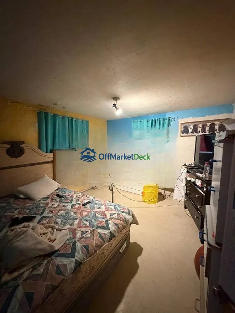 Off-market house in Phoenix, Arizona — 3 beds, 2 baths, $215,000 — photo 5 of 8