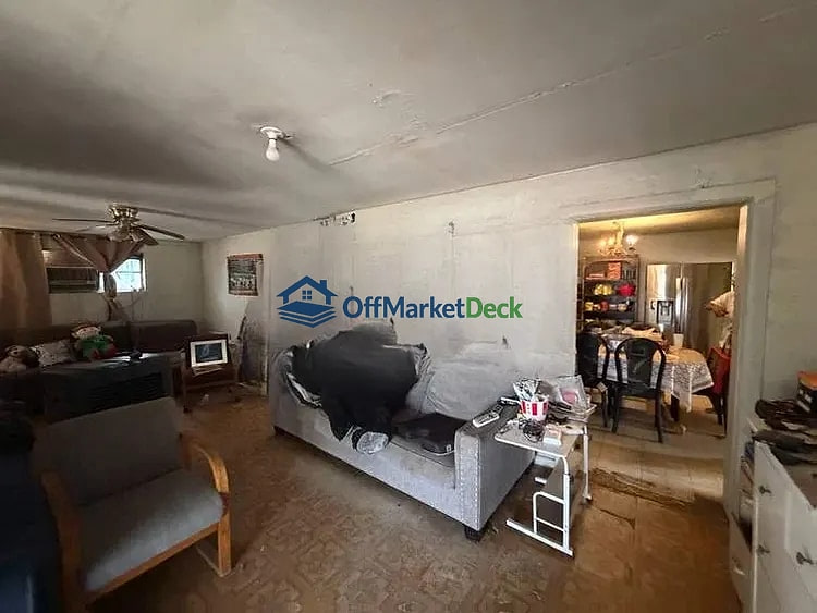 Off-market house in Phoenix, Arizona — 3 beds, 2 baths, $215,000 — photo 8 of 8