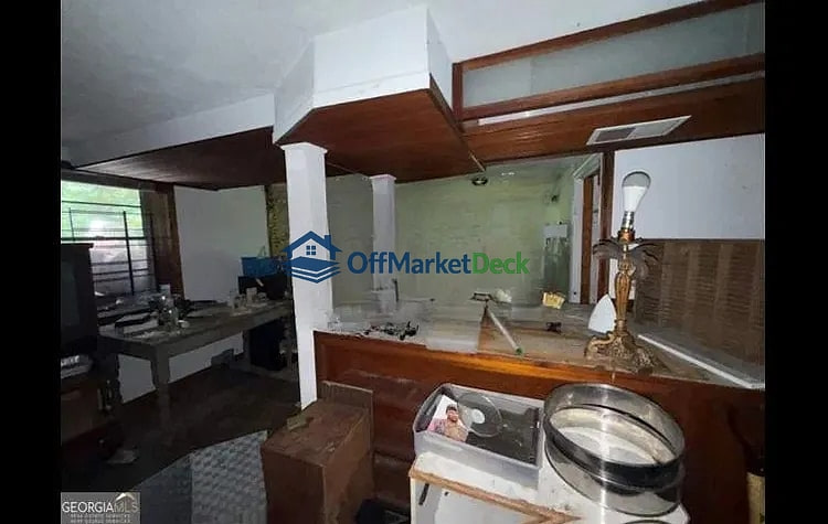 Off-market house in Atlanta, Georgia — 4 beds, 2 baths, $153,000 — photo 3 of 8