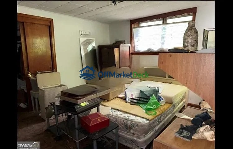 Off-market house in Atlanta, Georgia — 4 beds, 2 baths, $153,000 — photo 4 of 8