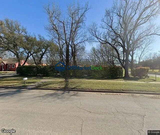 Off-market house in Graham, Texas — 3 beds, 2 baths, $135,500 — photo 3 of 3