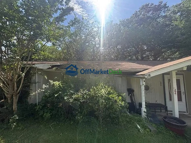 Off-market house in Clinton, Mississippi — 3 beds, 2 baths, $150,000 — photo 2 of 8