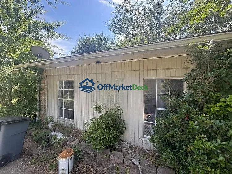 Off-market house in Clinton, Mississippi — 3 beds, 2 baths, $150,000 — photo 3 of 8