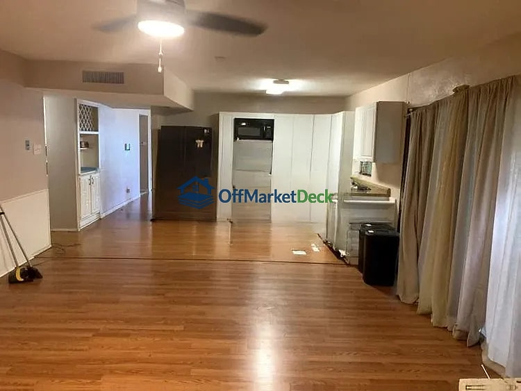 Off-market house in Fort Worth, Texas — 3 beds, 2 baths, $199,000 — photo 2 of 8