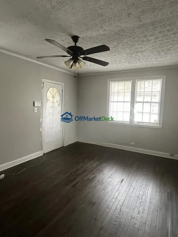 Off-market house in Atlanta, Georgia — 3 beds, 2 baths, $190,000 — photo 6 of 8