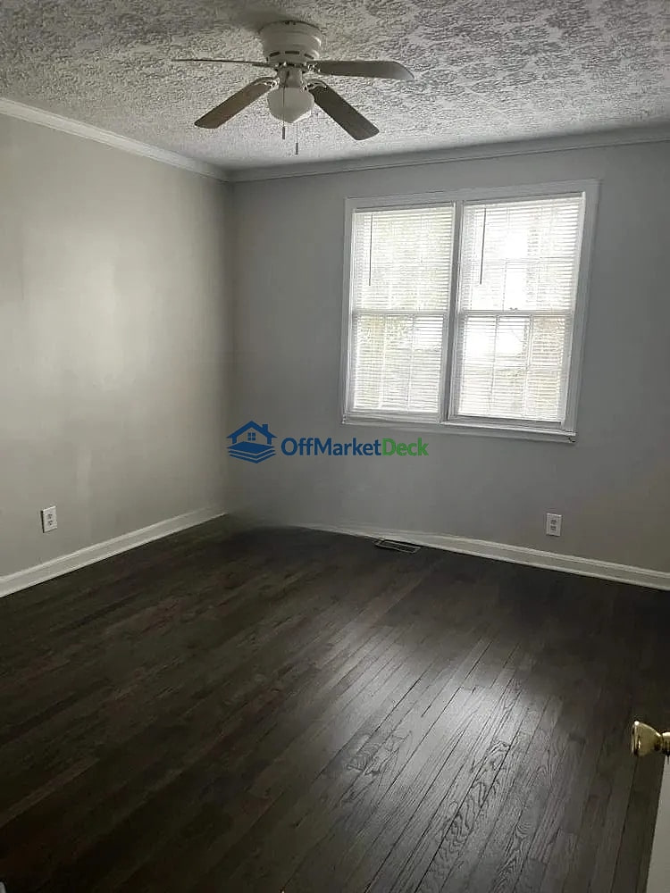 Off-market house in Atlanta, Georgia — 3 beds, 2 baths, $190,000 — photo 3 of 8