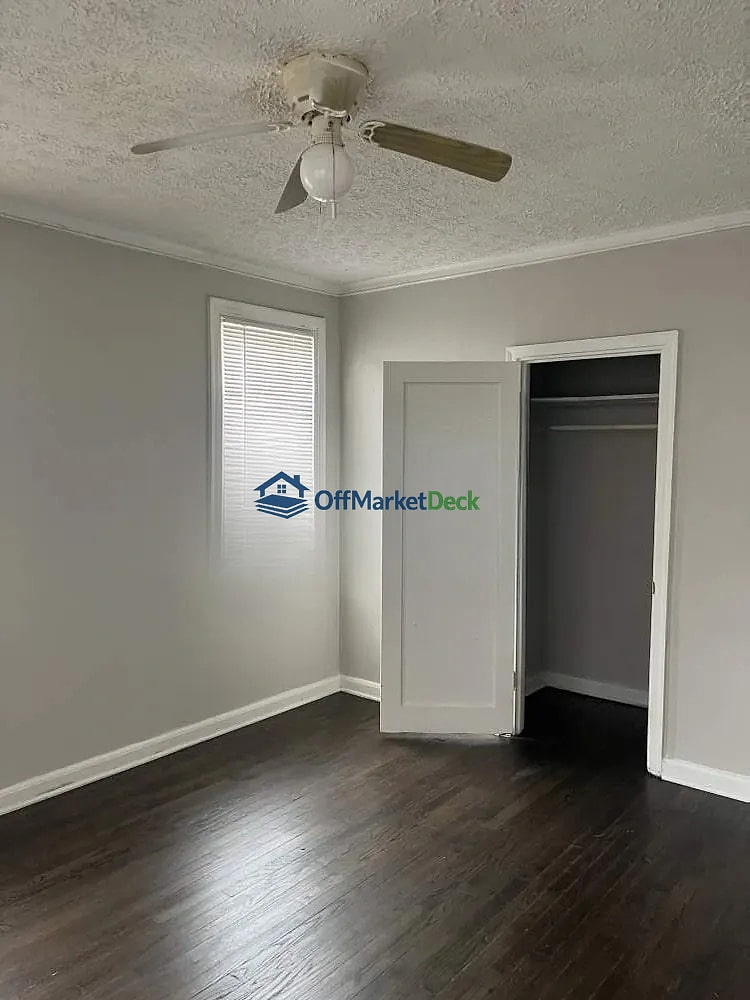 Off-market house in Atlanta, Georgia — 3 beds, 2 baths, $190,000 — photo 2 of 8
