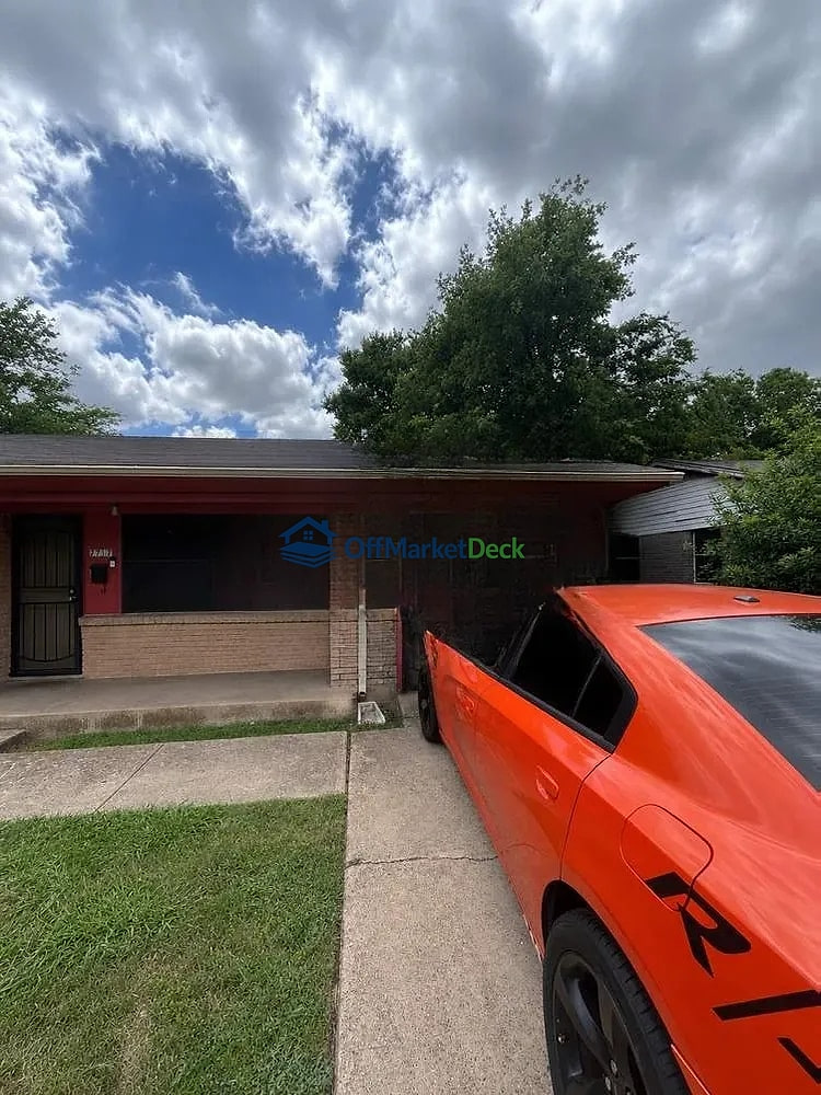 Off-market house in Dallas, Texas — 4 beds, 1 bath, $155,000 — photo 2 of 8