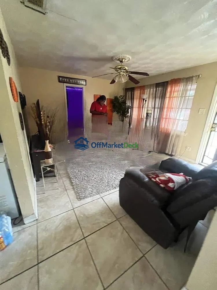 Off-market house in Dallas, Texas — 4 beds, 1 bath, $155,000 — photo 8 of 8