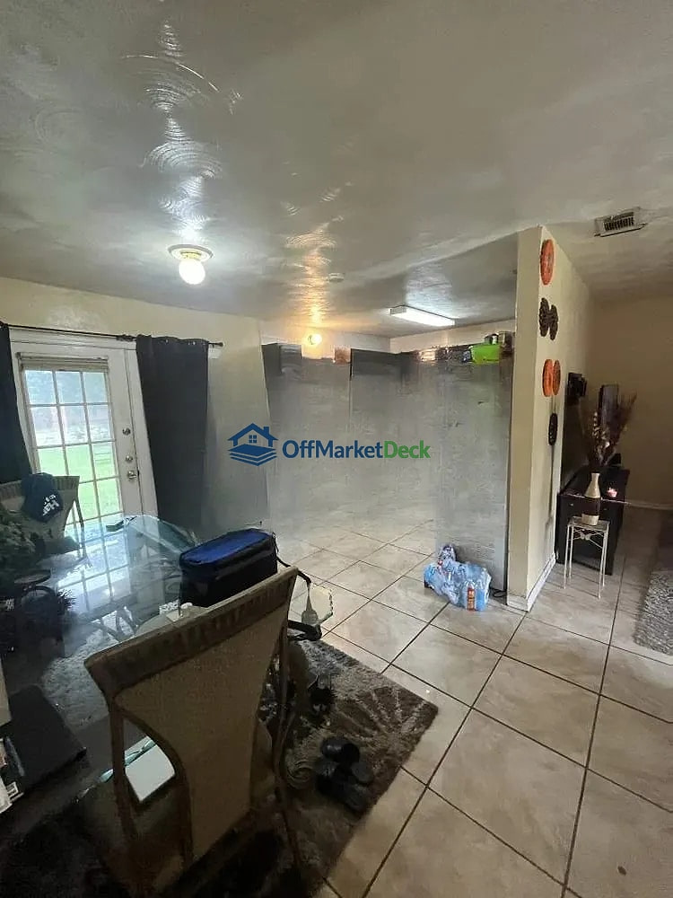 Off-market house in Dallas, Texas — 4 beds, 1 bath, $155,000 — photo 7 of 8