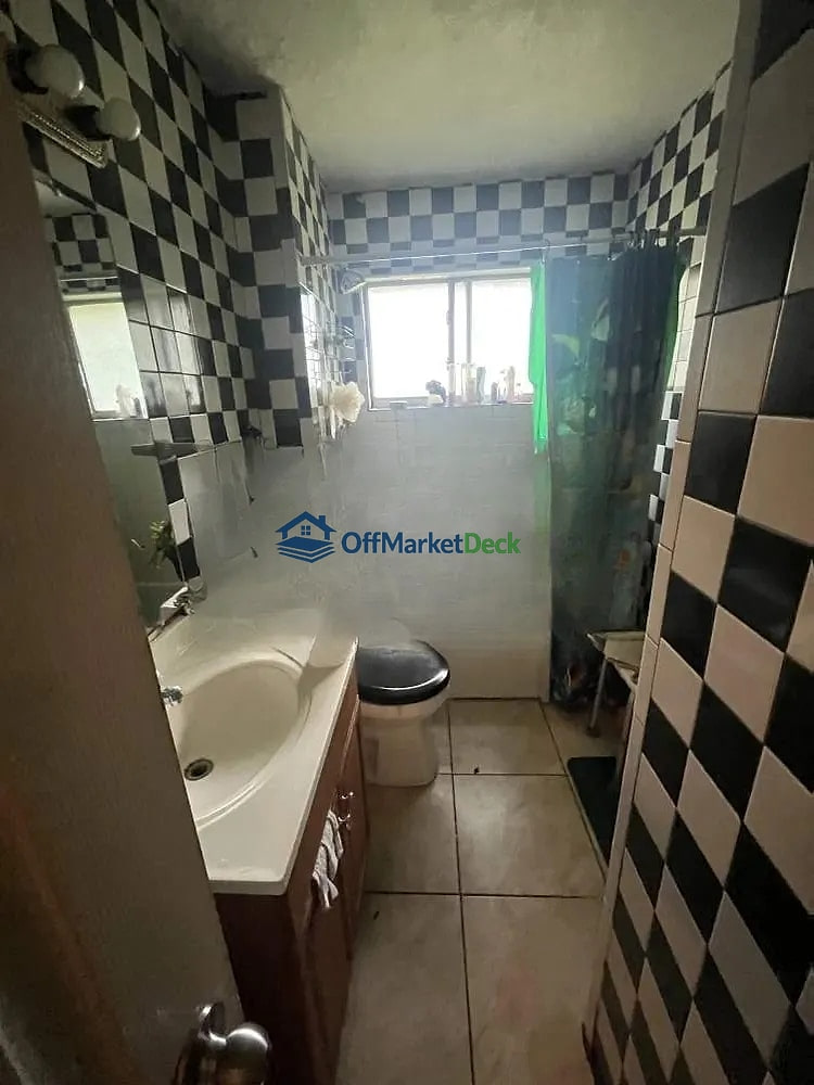 Off-market house in Dallas, Texas — 4 beds, 1 bath, $155,000 — photo 3 of 8