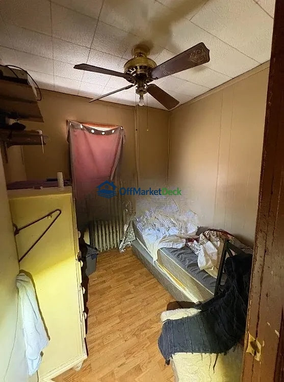 Off-market house in Chester, Pennsylvania — 3 beds, 1 bath, $80,000 — photo 6 of 8