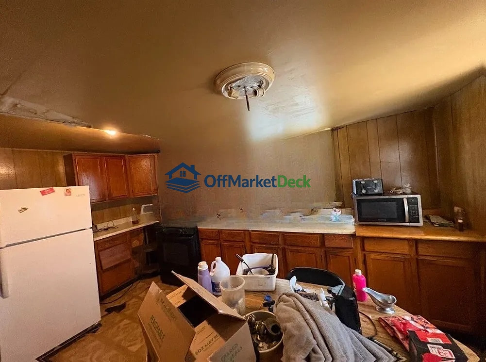 Off-market house in Chester, Pennsylvania — 3 beds, 1 bath, $80,000 — photo 3 of 8