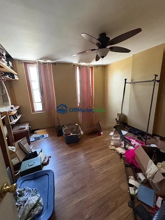 Off-market house in Chester, Pennsylvania — 3 beds, 1 bath, $80,000 — photo 5 of 8