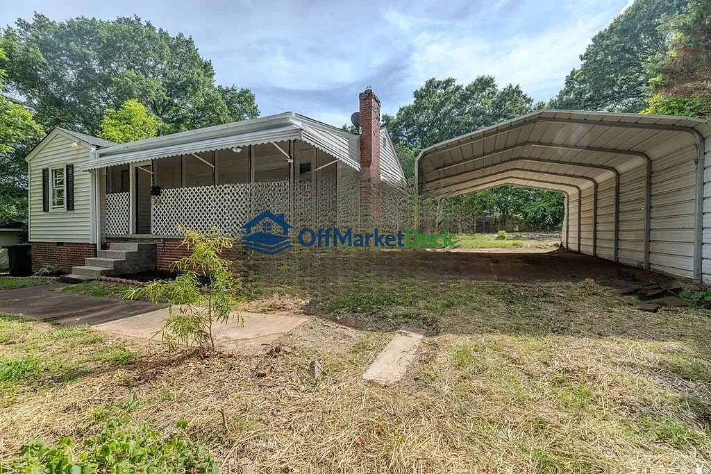 Off-market house in Williamston, South Carolina — 3 beds, 1.5 baths, $198,000 — photo 2 of 8