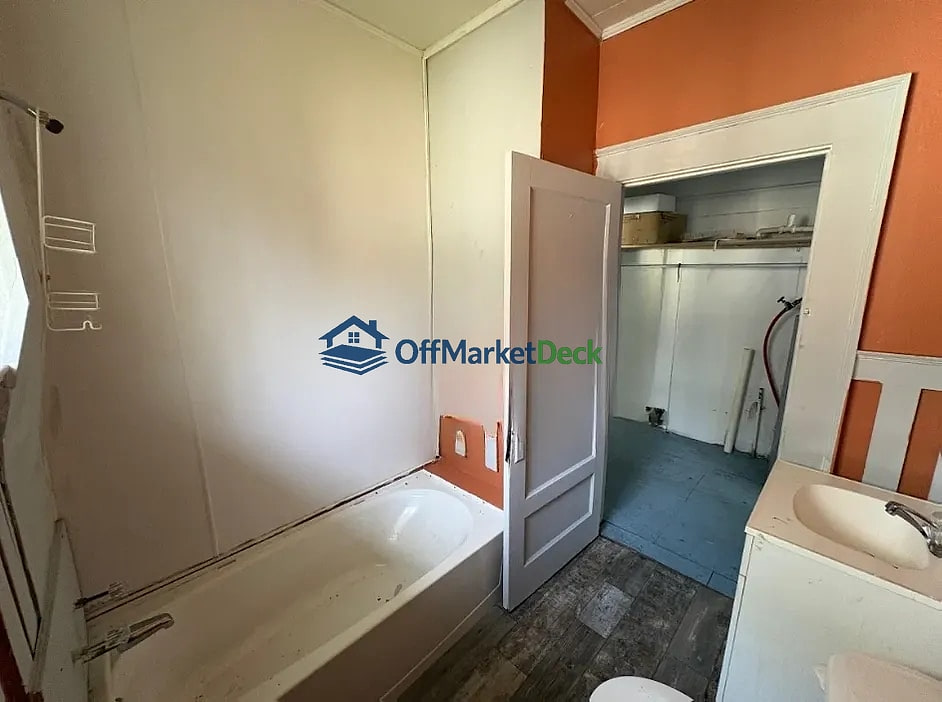 Off-market house in Laurel, Mississippi — 2 beds, 2 baths, $58,000 — photo 6 of 8
