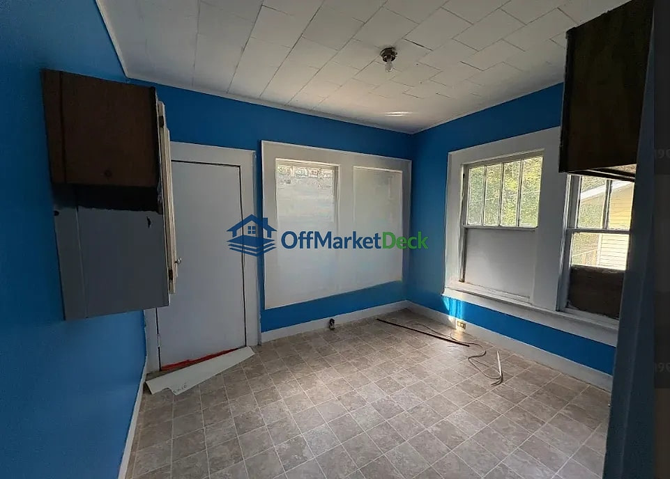 Off-market house in Laurel, Mississippi — 2 beds, 2 baths, $58,000 — photo 2 of 8