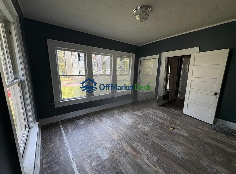 Off-market house in Laurel, Mississippi — 2 beds, 2 baths, $58,000 — photo 4 of 8