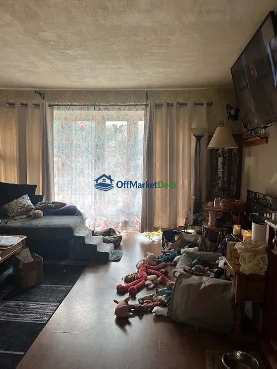 Off-market house in Penns Grove, New Jersey — 3 beds, 2 baths, $180,000 — photo 2 of 8