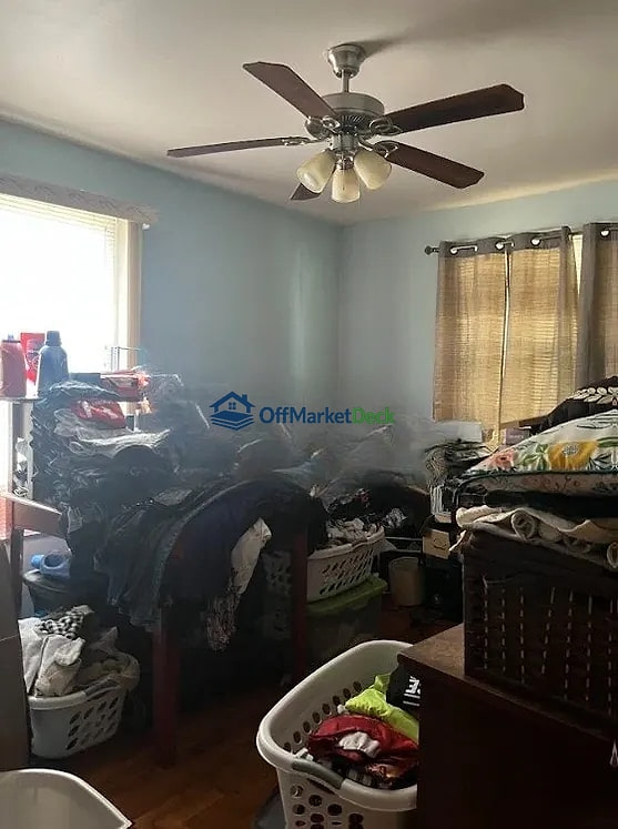 Off-market house in Penns Grove, New Jersey — 3 beds, 2 baths, $180,000 — photo 5 of 8