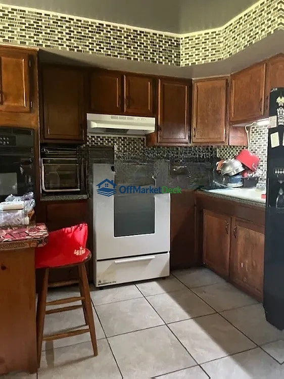 Off-market house in Penns Grove, New Jersey — 3 beds, 2 baths, $180,000 — photo 3 of 8