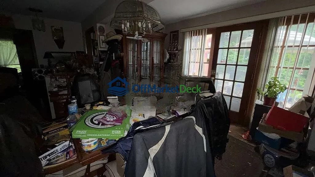 Off-market house in Macomb County, Michigan — 4 beds, 2 baths, $309,900 — photo 4 of 8
