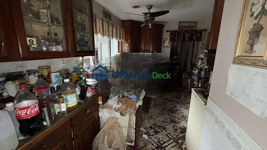 Off-market house in Macomb County, Michigan — 4 beds, 2 baths, $309,900 — photo 3 of 8