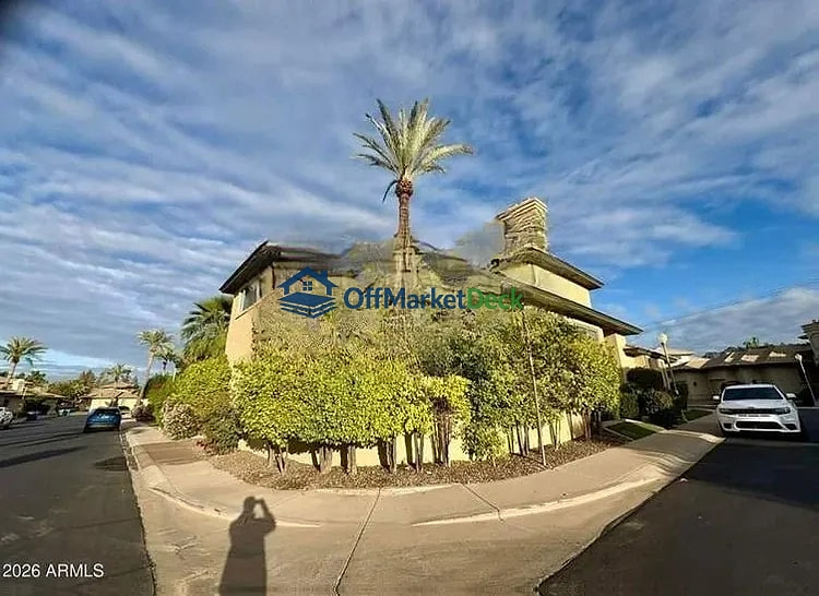 Off-market house in Phoenix, Arizona — 2 beds, 3 baths, $920,000 — photo 2 of 5