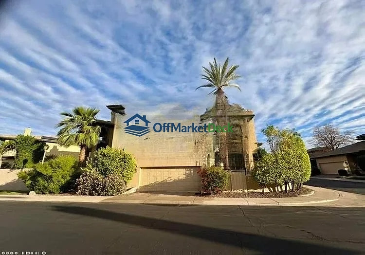 Off-market house in Phoenix, Arizona — 2 beds, 3 baths, $920,000 — photo 3 of 5