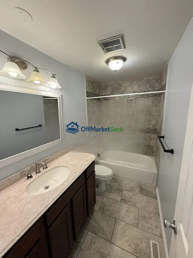 Off-market house in Denver, Colorado — 3 beds, 3 baths, $575,000 — photo 4 of 8