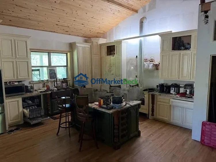 Off-market house in Canton, Texas — 4 beds, 3 baths, $265,500 — photo 2 of 5