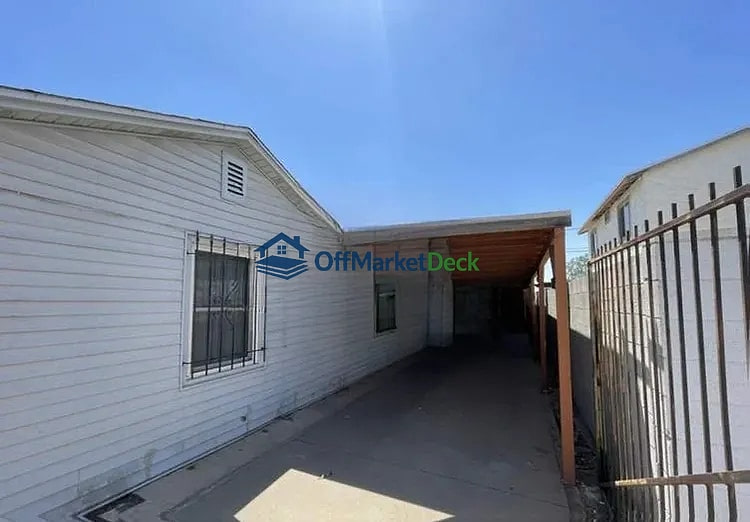 Off-market house in Phoenix, Arizona — 2 beds, 2 baths, $215,000 — photo 7 of 8