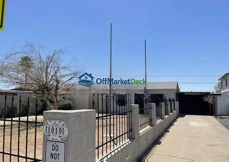 Off-market house in Phoenix, Arizona — 2 beds, 2 baths, $215,000 — photo 3 of 8
