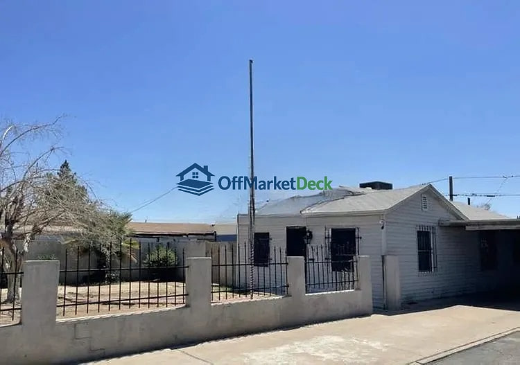 Off-market house in Phoenix, Arizona — 2 beds, 2 baths, $215,000 — photo 6 of 8