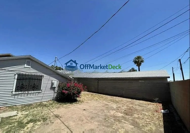 Off-market house in Phoenix, Arizona — 2 beds, 2 baths, $215,000 — photo 8 of 8